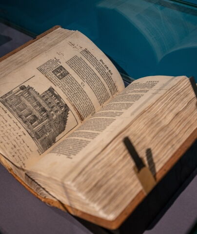Biblia: das ist: die gantze Heilige Schrifft Deudsch. Handexemplar Martin Luthers mit handschriftlichen Revisionsanmerkungen Martin Luther, Wittenberg, 1538/39, gedruckt bei Hans Lufft, 35 x 23,5 cm Thüringer Universitäts- und Landesbibliothek Jena, Ms.Ap
