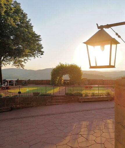 Blick in den Kommandantengarten mit der Laube im zweiten Burghof der Wartburg, Fotografie, © Wartburg-Stiftung, Michael Jacobs