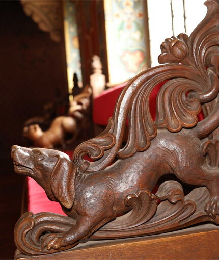 Schnitzerei an einer Bank im Festsaal der Wartburg