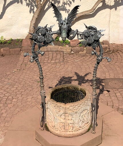 Brunnen im ersten Burghof der Wartburg