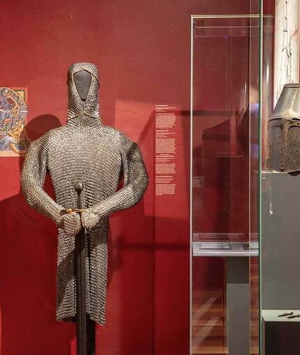 Abb. 3: Hauberk (Ringpanzerhemd) in der Sonderausstellung „Von der Wartburg ins Thüringer Burgenland“