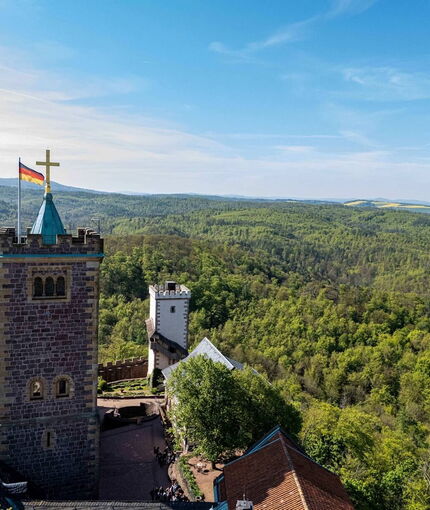 Abb. 1: Der Bergfried der Wartburg mit Kreuz und Fahne nach Süden
