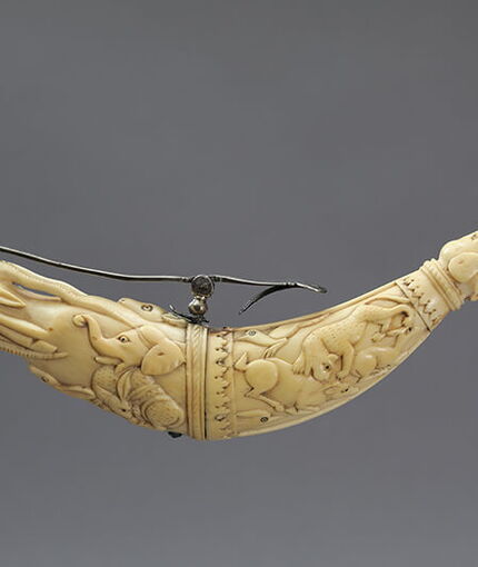 Abb. 1: Zündkrautflasche aus Elfenbein, Indien, 17.-18. Jahrhundert, Elfenbein, Messing, 26 x 4 cm
