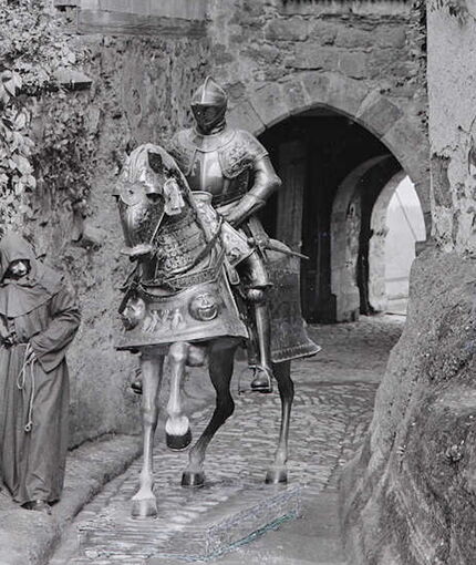 Rüstung auf Rossharnisch im ersten Burghof der Wartburg