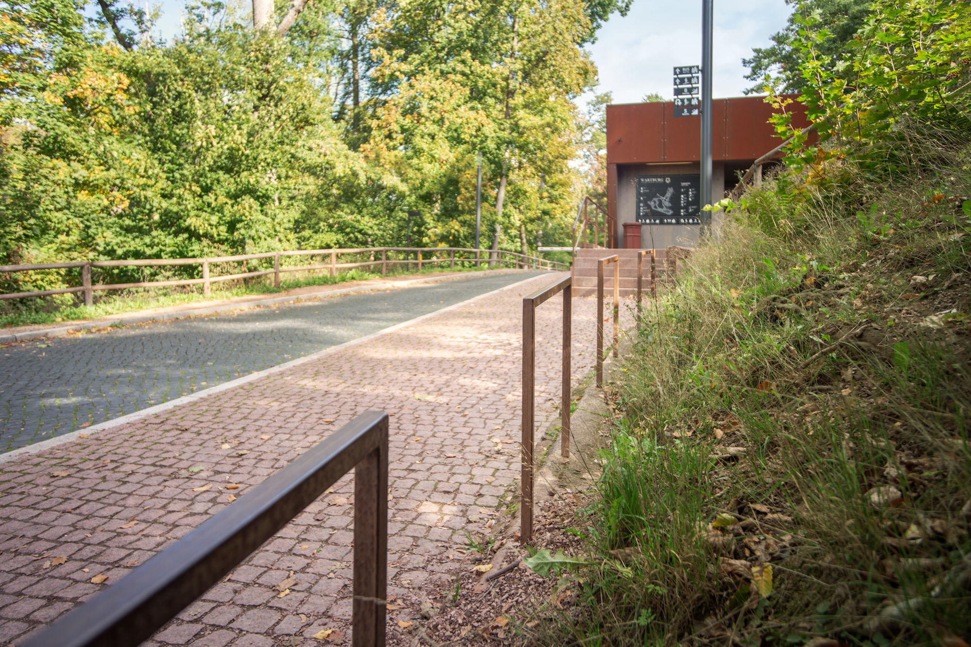Fahrradständer auf dem Parkplatz