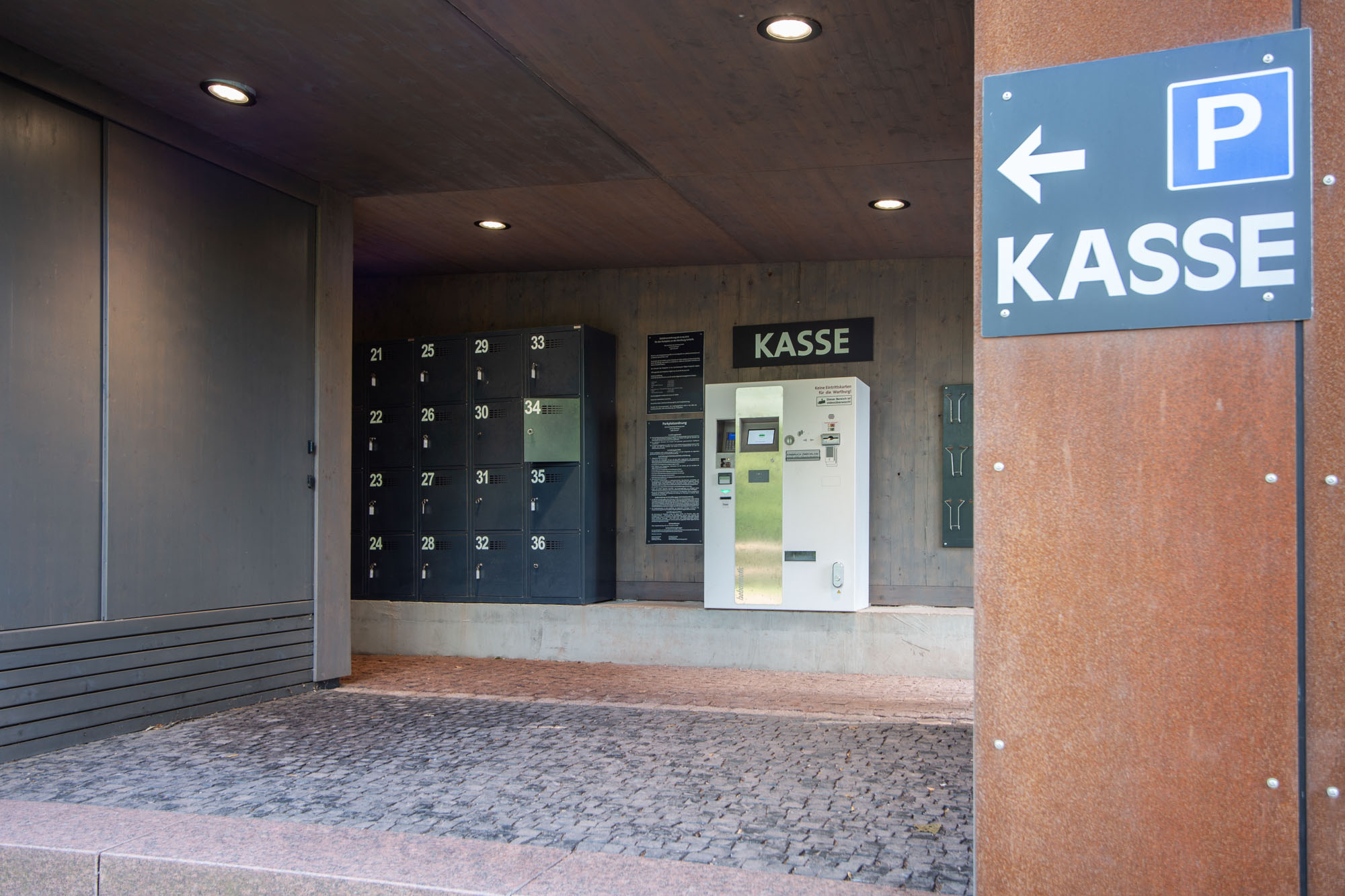 Kassenautomat auf dem Parkplatz