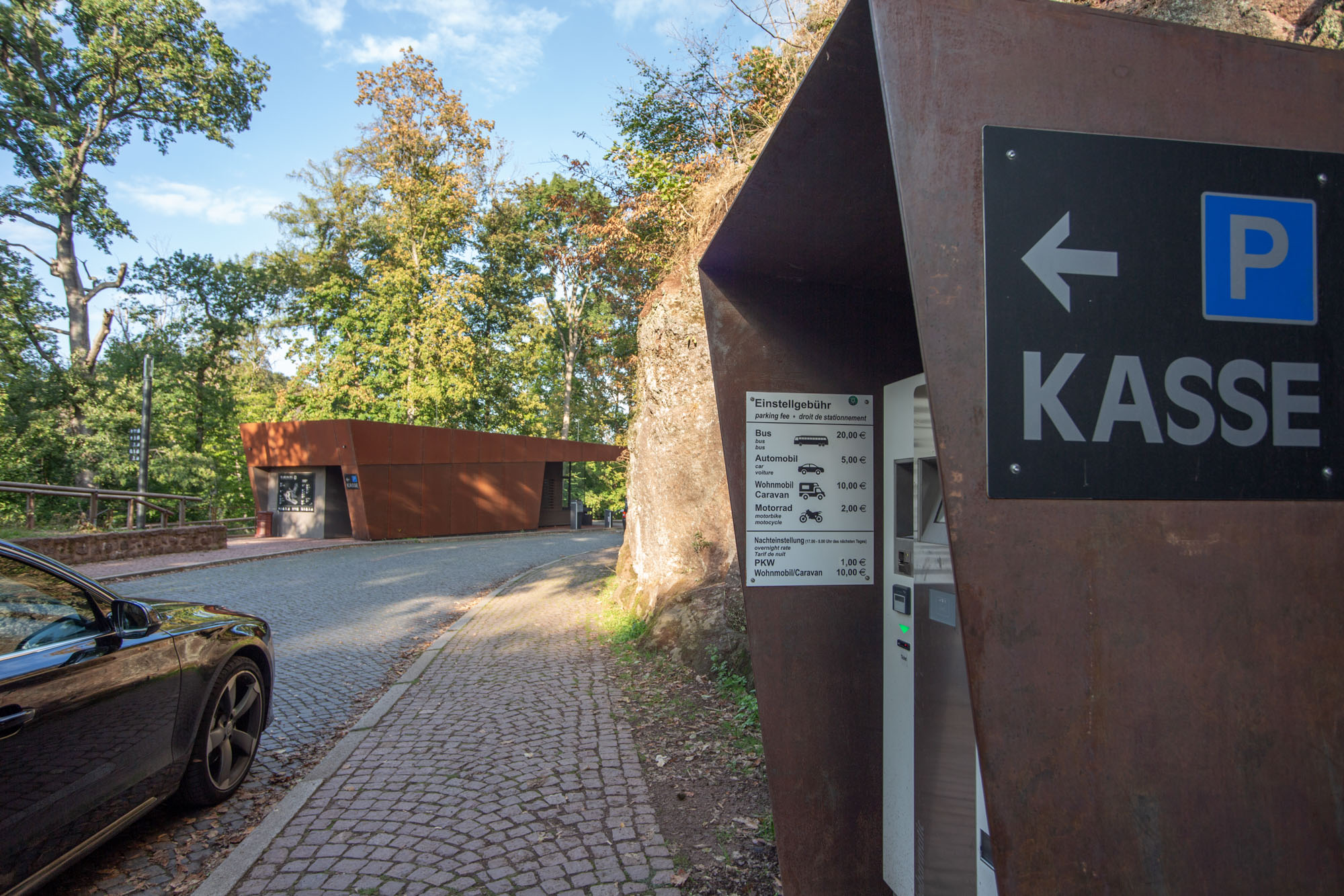 Kassenautomat auf dem Parkplatz